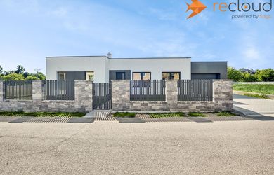 BOJNIČKY - moderný 4-izbový dom s veľkou garážou v obľúbenej lokalite, okr. Hlohovec