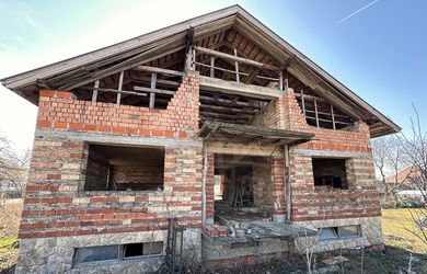 Na predaj priestranný poschodový rodinný dom v tichej časti Hurbanova – veľký pozemok, garáž, potenciál!