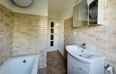 Reality KOMPLEX s.r.o. Vám ponúka EXKLIZÍVNE na predaj kompletne zrekonštruovaný 3-izbový byt s balkónom v obci Zemianska Olča, v okrese Komárno.