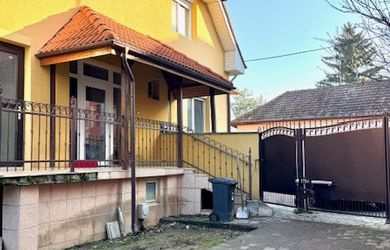 Predaj- priestranný rodinný dom s možnosťou podnikania v centre Nových Zámkov