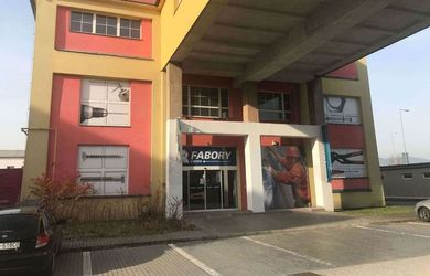 Obchodný priestor s parkoviskom na prenájom 250 m2