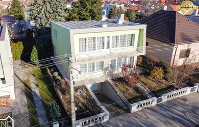 PAVLICE - PREDAJ - RODINNÝ DOM S LUXUSNOU PIVNICOU A BAZÉNOVÝM DOMOM-CELKOVÁ ROZLOHA 1469M²