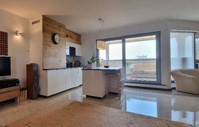 JEDINEČNÝ  BYT  S TERASOU  a S BALKÓNOM, spolu 84m2 S NÁDHERNÝM VÝHĽADOM NA HRAD a SLAVÍN.