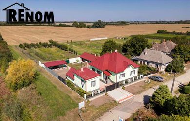 Zrekonštruovaný dom s prístavbami // pozemok 22,44ár