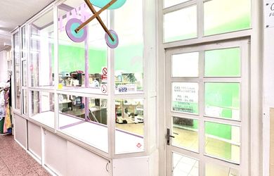 IBA U NÁS !!! Reality KOMPLEX s.r.o. Vám ponúka na PREDAJ obchodný priestor na prízemí v Tržnici v Komárne za super cenu!
