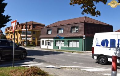 Atraktívny obchodný priestor na prenajám na rušnej ulici v Galante