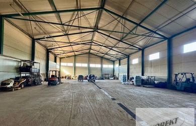 Na predaj celý priemyselný  areál s hlavnou halou o výmere 1800 m2 a pozemkom  o výmere 2,7 ha