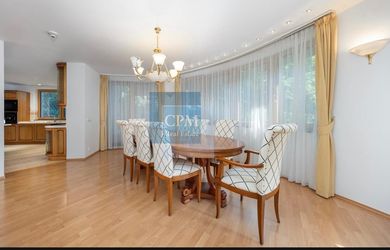 Na predaj/for sale: Priestranná 3-podlažná vila s výťahom a wellness v prestížnej lokalite – Slávičie údolie, Bratislava