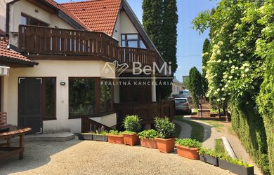 Výnimočný 7 izbový dom v Zbehoch – so saunou a bazénom
