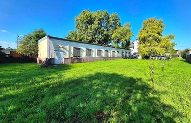 Pozemok s jednopodlažnou budovou na predaj - Dunajská ulica, Gabčíkovo