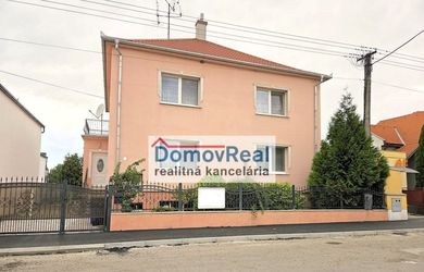 AJ NA INVESTIČNÉ ÚČELY! Poschodový rodinný dom na predaj v Dunajskej Strede