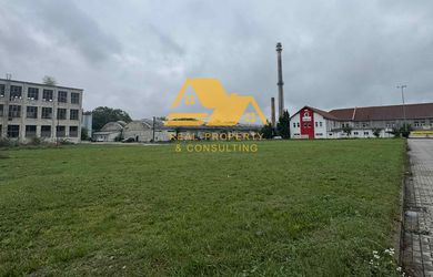 Predám pozemok vhodný na výstavbu haly v Nových Zámkoch