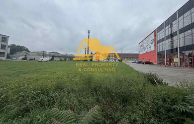 Predám pozemok vhodný na výstavbu obchodného domu v Nových Zámkoch