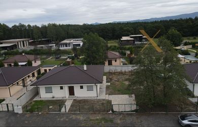 *EXKLUZÍVNE* Na predaj 4-izbový bungalov s veľkou záhradou v Studienke