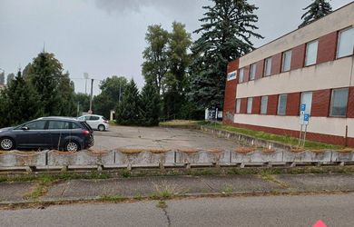 Predaj administratívnej budovy 878 m2 v Senici