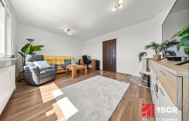 SLNEČNÝ A PRIESTRANNÝ 3-IZBOVÝ BYT, PO REKONŠTRUKCII, LOGGIA, PIVNICA, RAČA