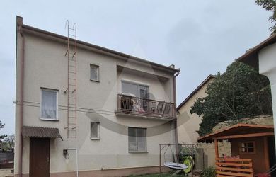 REZERVOVANÝ! Na predaj dvojgeneračný rodinný dom v obci Búč