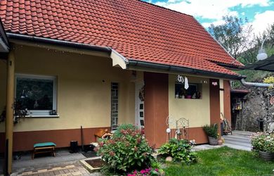 Predaj rodinný dom Veľké Uherce, pozemok 450 m2, priľahlý pozemok 803m2, OV.