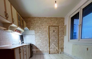 Veľký, slnečný 2 izbový byt, ul. Mochovská - R3, Levice