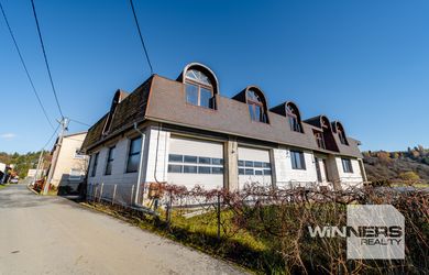 Výhradne ponúkame na predaj priestranný rozostavaný multifunkčný objekt (pôvodne RD) v pokojnej lokalite, v obci Chmelnica