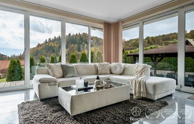 BOSEN | Moderný RD s bazénom, dvojgarážou, 883 m², 7 km od Terchovej – Kubíková