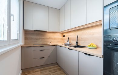 PREDANÝ - Na predaj pekný 3-izbový byt po rekonštrukcii na ulici Šafárikova trieda, Košice - Západ.