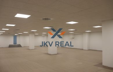 Štýlový a moderný priestor na prenájom v centre Levíc – ideálne pre váš biznis!