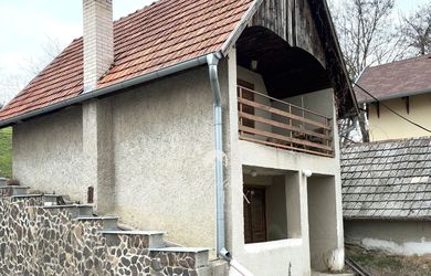 Exkluzívne iba u nás!!! Reality KOMPLEX s.r.o. Vám ponúka na PREDAJ víkendový domček, nachádzajúci sa v malebnej lokalite v obci Búč, kúsok od rybárskeho rezortu, za super cenu !!!