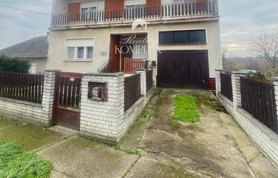 Reality KOMPLEX s.r.o., Vám ponúka na predaj poschodový rodinný dom v  obci Svodín!