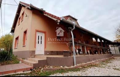 NA PREDAJ - Veľký Meder -  2 domy, 2 pozemky, 12 apartmánov
