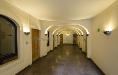 Obchodný priestor 20 m2 na prenájom v pasáži objektu na Michalskej ulici