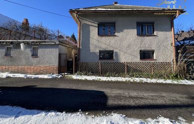 Rodinný dom s garážou.
