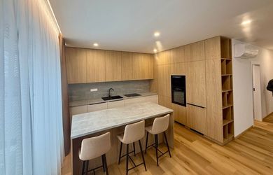NADŠTANDARDNÝ 2-IZBOVÝ BYT S TERASOU, BALKÓNOM A 2 PARKOVACÍMI MIESTAMI  PANORÁMA – POVAŽSKÁ BYSTRICA  75 m²