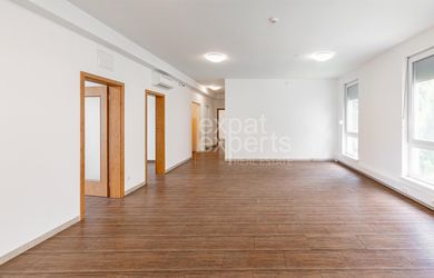 Svetlé kancelárie na 1.poschodí RD 148m2, klimatizácia, 4x parking