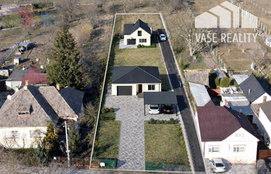Stavebný pozemok 1950 m2 pre dva domy, 2x všetky IS, Ostrov