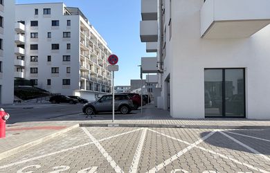 Na prenájom: Obchodný priestor s parkovaním