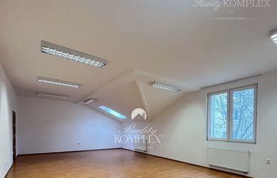 Reality KOMPLEX s.r.o. Vám ponúka do prenájmu  kancelárske priestory v centre Komárna!