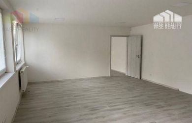 Kancelárske a prevádzkové priestory- Dubnica nad Váhom (52 m2, 104 m2)