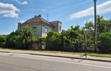 Pôvodný rožný rodinný dom s atmosférou v obci Banka pri Piešťanoch