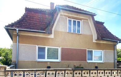 !! Predaj staršieho rodinného domu v Horných Našticiach v tichej uličke s pekným pozemkom o rozlohe 1179m2 !!