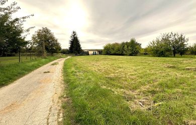 !! NOVÁ CENA !! Na predaj pekný stavebný pozemok s rozlohou 1702m2 v Borčanoch !!