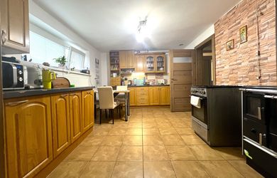 !!! POZOR ZNÍŽENÁ CENA !!! *** Na predaj trojpodlažný rodinný dom vo Veľkých Chlievanoch – pokojné bývanie na veľkom pozemku  ***