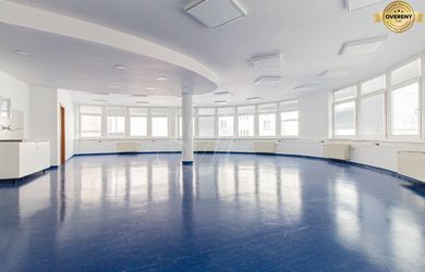 METROPOLITAN │Priestranný Open space s parkovaním priamo v centre
