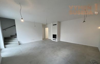VYMEŇ SUSEDA! -  Ponúkame vám na predaj moderný a zároveň elegantný  4-izbový rodinný dom s vlastnou záhradou ktorý je súčasťou 3-domu v obci Dunajská Lužná