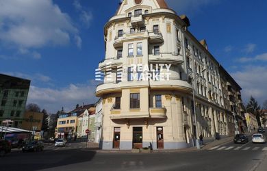 PREDAJ lukratívnych kancelárskych priestorov od 48 m² v historickej budove Porges Palota, v centre Banskej Bystrice, na Hornej  65A