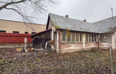 EXKLUZÍVNE | Rodinný dom s veľkým potenciálom v centre mesta Sobrance | RK Bývajte s Nami