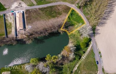 TRSTICE - výnimočný stavebný pozemok 1.093 m² so vstupom do jazera
