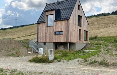 KVALITNÉ MUROVANÉ NOVOSTAVBY CHÁT PRIAMO NA ZJAZDOVKE SKI-MAKOV / Z CHATY PRIAMO SKI-IN & SKI-OUT | DEVELOPER IDEÁLNE BÝVANIE S.R.O.