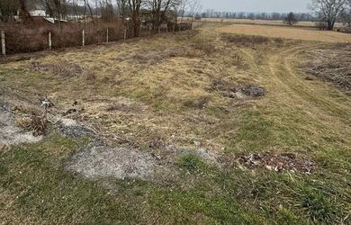 Rovinatý stavebný pozemok 850 m² v obci Hont s IS na hranici