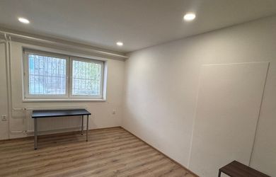 Prenajmeme zrekonštruované kancelárske priestory v Trnave (16 m2) za 230 EUR/mes. + DPH VRÁTANE ENERGIÍ. (Prízemie)